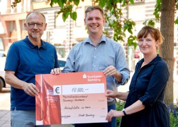 Sozialreferent Jonas Glüsenkamp (Mitte) übergibt für
die Anlaufstelle St. Josef/Hain einen Scheck in Höhe von 10.000 Euro
an Peter Ehmann, Vorstand des Regionalverbands der Caritas
Bamberg-Forchheim, und Maria Joecks, Pädagogische Assistenz des
Vorstands. Quelle: Stadt Bamberg, Sonja Seufferth