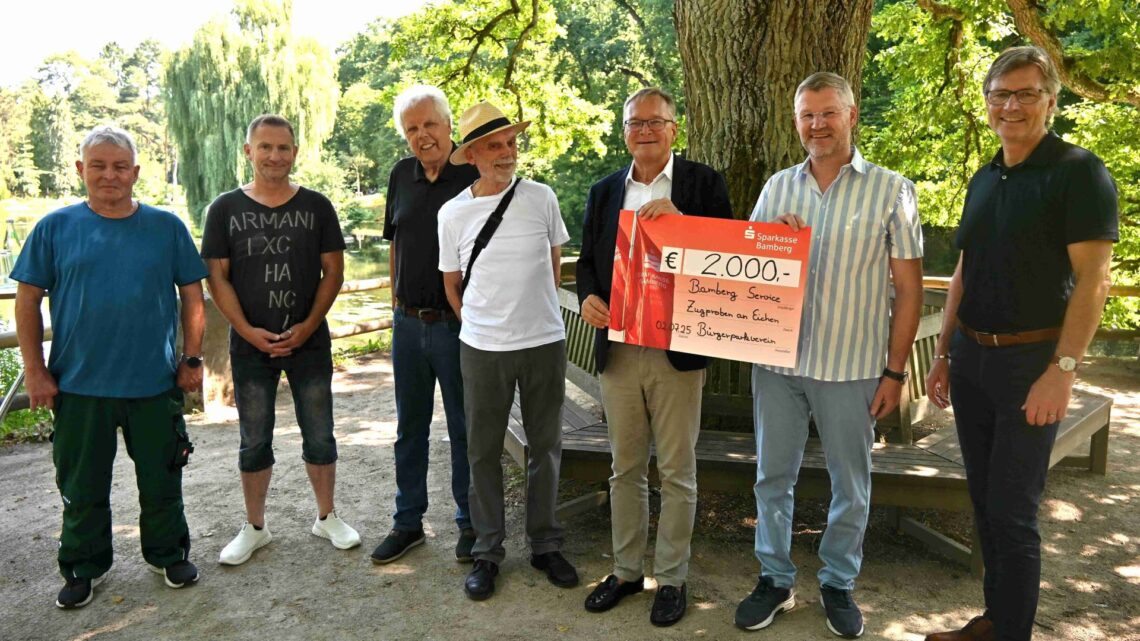 Spendenübergabe des Bürgerverein Bamberger
Hain e.V. (v.l.n.r.: Thomas Heiß, Bamberg Service, Michael Böhm,
Bamberg Service, Klaus Reuter, Bürgerparkverein Bamberger Hain,
Dr. Alfred Stelter, Bürgerparkverein Bamberger Hain,
Oberbürgermeister Andreas Starke, Robert Neuberth,
Bürgerparkverein Bamberger Hain und Mathias Polz,
Bürgerparkverein Bamberger Hain). Quelle: Stadt Bamberg, Stefanie Schuhmann