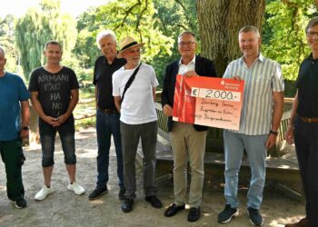 Spendenübergabe des Bürgerverein Bamberger
Hain e.V. (v.l.n.r.: Thomas Heiß, Bamberg Service, Michael Böhm,
Bamberg Service, Klaus Reuter, Bürgerparkverein Bamberger Hain,
Dr. Alfred Stelter, Bürgerparkverein Bamberger Hain,
Oberbürgermeister Andreas Starke, Robert Neuberth,
Bürgerparkverein Bamberger Hain und Mathias Polz,
Bürgerparkverein Bamberger Hain). Quelle: Stadt Bamberg, Stefanie Schuhmann