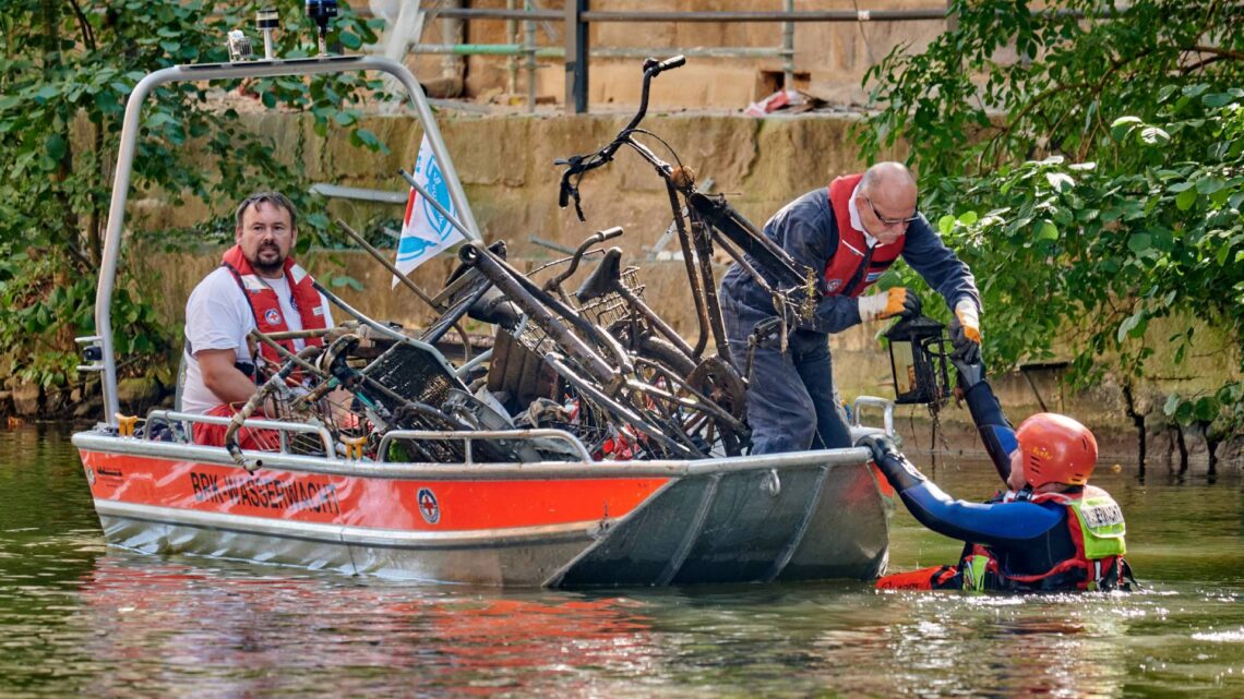 Beim World Cleanup Day im vergangenen Jahr zog
die Wasserwacht jede Menge Metallschrott aus dem Ludwig-DonauMain-Kanal. Auch dieses Jahr war sie bereits in einer eigenen Aktion
unterwegs, um Müll aus dem Wasser zu holen. Quelle: Stadt Bamberg, Sonja Seufferth