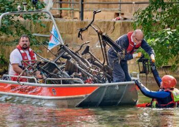 Beim World Cleanup Day im vergangenen Jahr zog
die Wasserwacht jede Menge Metallschrott aus dem Ludwig-DonauMain-Kanal. Auch dieses Jahr war sie bereits in einer eigenen Aktion
unterwegs, um Müll aus dem Wasser zu holen. Quelle: Stadt Bamberg, Sonja Seufferth