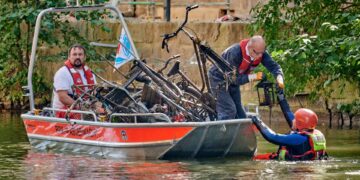 Beim World Cleanup Day im vergangenen Jahr zog
die Wasserwacht jede Menge Metallschrott aus dem Ludwig-DonauMain-Kanal. Auch dieses Jahr war sie bereits in einer eigenen Aktion
unterwegs, um Müll aus dem Wasser zu holen. Quelle: Stadt Bamberg, Sonja Seufferth