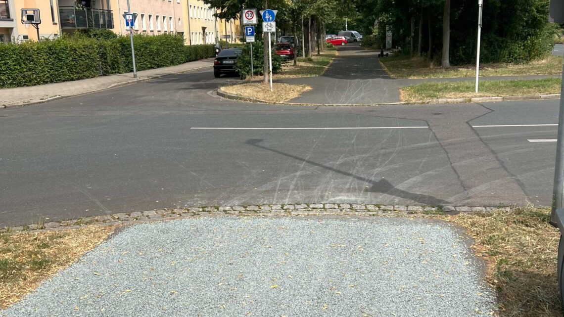 Die „Einfache Oberflächenbehandlung“ wie hier am
Heinrichsdamm kommt ohne klassische Asphaltmischungen aus. Quelle: Baureferat der Stadt Bamberg