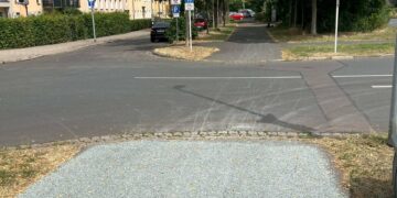 Die „Einfache Oberflächenbehandlung“ wie hier am
Heinrichsdamm kommt ohne klassische Asphaltmischungen aus. Quelle: Baureferat der Stadt Bamberg