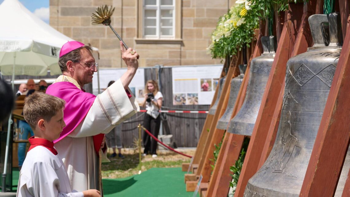 8: Erzbischof Herwig Gössl weihte jede Glocke einzeln und freute
sich über die Zeremonie – „das ist meine erste Glockenweihe“. Quelle: Stadtarchiv Bamberg, Jürgen Schraudner