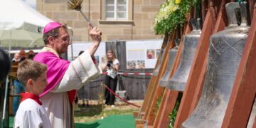 8: Erzbischof Herwig Gössl weihte jede Glocke einzeln und freute
sich über die Zeremonie – „das ist meine erste Glockenweihe“. Quelle: Stadtarchiv Bamberg, Jürgen Schraudner