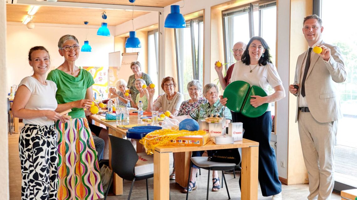 Zweiter Bürgermeister Jonas Glüsenkamp (r.) und
Seniorenbeauftragte Stefanie Hahn (2.v.r.) haben den „Silver Agern“
mit Kursleiterin Moni Lang (2.v.l.) und Janna Wolfschmitt (l.),
Stadtteilmanagerin und Leitung des Bürgerhauses am Rosmarinweg,
Sport- und Musikmaterialien übergeben. Quelle: Stadt Bamberg, Sonja Seufferth