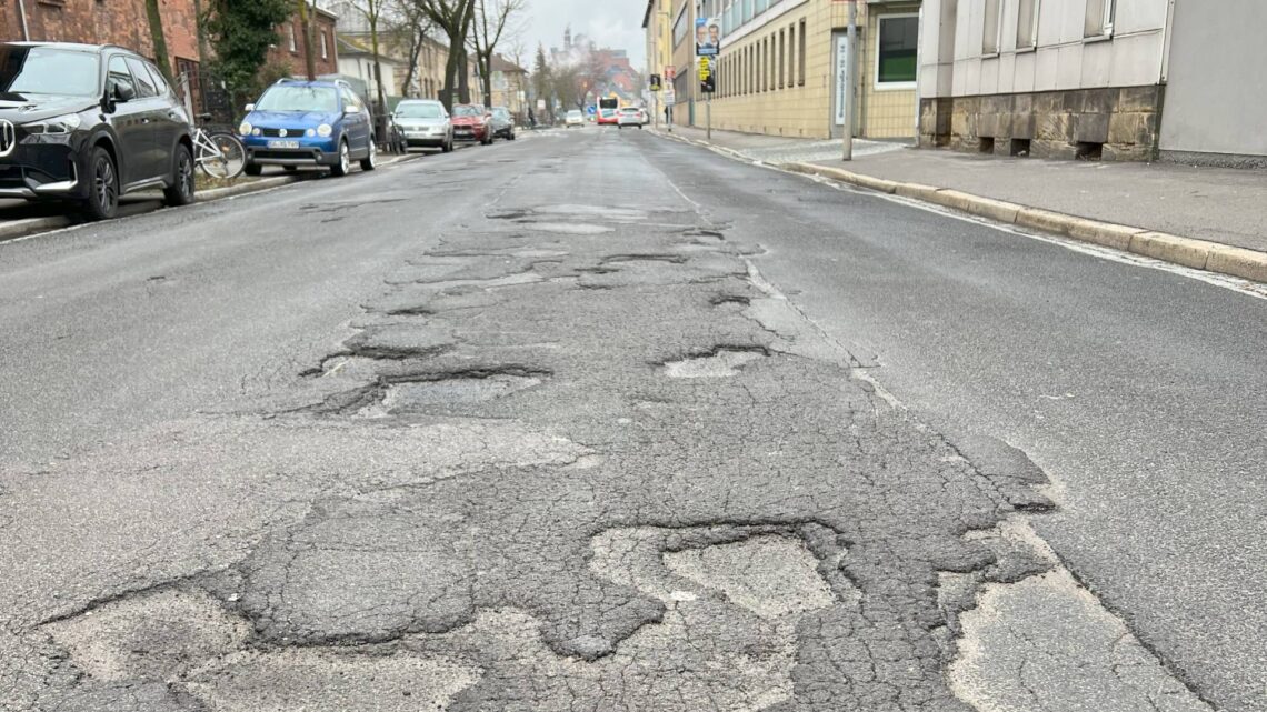 Diesem Zustand wird jetzt ein Ende bereitet: Bamberg Service saniert
die Brennerstraße zwischen Georgenstraße und Zollnerstraße.
Quelle: Stadt Bamberg, Steffen Schützwohl