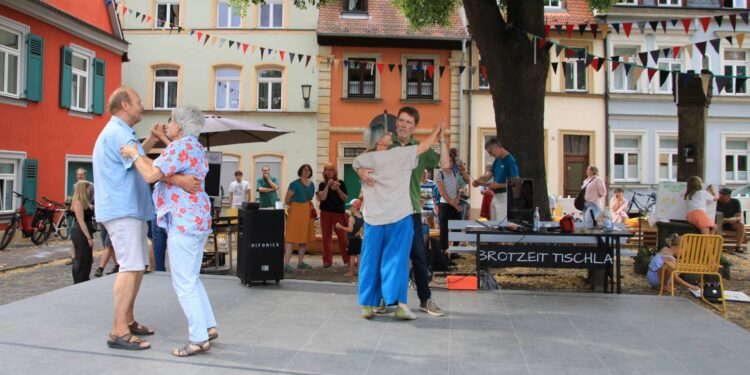 Der Tanzboden wurde gleich rege genutzt. Quelle: Stadt Bamberg, Rebecca Ammon