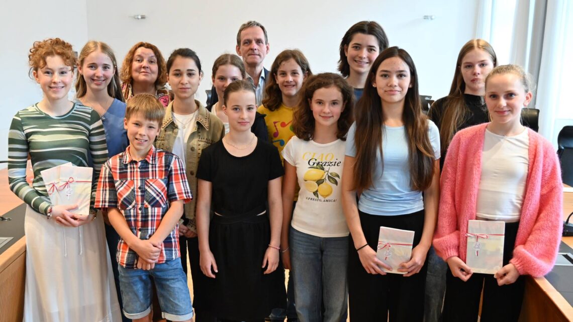 Die Preisträgerinnen und Preisträger aus
Bamberg, die beim Landeswettbewerb in Augsburg und beim
Bundeswettbewerb in Wuppertal erfolgreich waren mit
Kulturreferentin Ulrike Siebenhaar und Martin Erzfeld, Leiter der
Städtischen Musikschule (von links): Katharina Görz, Luise
Merseburger, Moritz Rieger, Yeva Kravets, Merle Gellrich, Noémi
Frömbgen, Tobias Zingerle, Laura Rolker, Maia Schuhmacher, Lisa
Köcheler, Klara Herlitzius und Emma Eß. Es fehlen Jonas Appelfeller,
Simon Resatsch, Cornelius Gröger, Sina Martens und Tamina Heinle. Quelle: Stadt Bamberg, Gerhard Beck