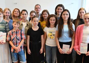 Bamberg feiert Rekorderfolg bei 'Jugend musiziert' 14 Die Preisträgerinnen und Preisträger aus
Bamberg, die beim Landeswettbewerb in Augsburg und beim
Bundeswettbewerb in Wuppertal erfolgreich waren mit
Kulturreferentin Ulrike Siebenhaar und Martin Erzfeld, Leiter der
Städtischen Musikschule (von links): Katharina Görz, Luise
Merseburger, Moritz Rieger, Yeva Kravets, Merle Gellrich, Noémi
Frömbgen, Tobias Zingerle, Laura Rolker, Maia Schuhmacher, Lisa
Köcheler, Klara Herlitzius und Emma Eß. Es fehlen Jonas Appelfeller,
Simon Resatsch, Cornelius Gröger, Sina Martens und Tamina Heinle. Quelle: Stadt Bamberg, Gerhard Beck