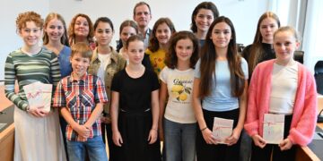 Die Preisträgerinnen und Preisträger aus
Bamberg, die beim Landeswettbewerb in Augsburg und beim
Bundeswettbewerb in Wuppertal erfolgreich waren mit
Kulturreferentin Ulrike Siebenhaar und Martin Erzfeld, Leiter der
Städtischen Musikschule (von links): Katharina Görz, Luise
Merseburger, Moritz Rieger, Yeva Kravets, Merle Gellrich, Noémi
Frömbgen, Tobias Zingerle, Laura Rolker, Maia Schuhmacher, Lisa
Köcheler, Klara Herlitzius und Emma Eß. Es fehlen Jonas Appelfeller,
Simon Resatsch, Cornelius Gröger, Sina Martens und Tamina Heinle. Quelle: Stadt Bamberg, Gerhard Beck