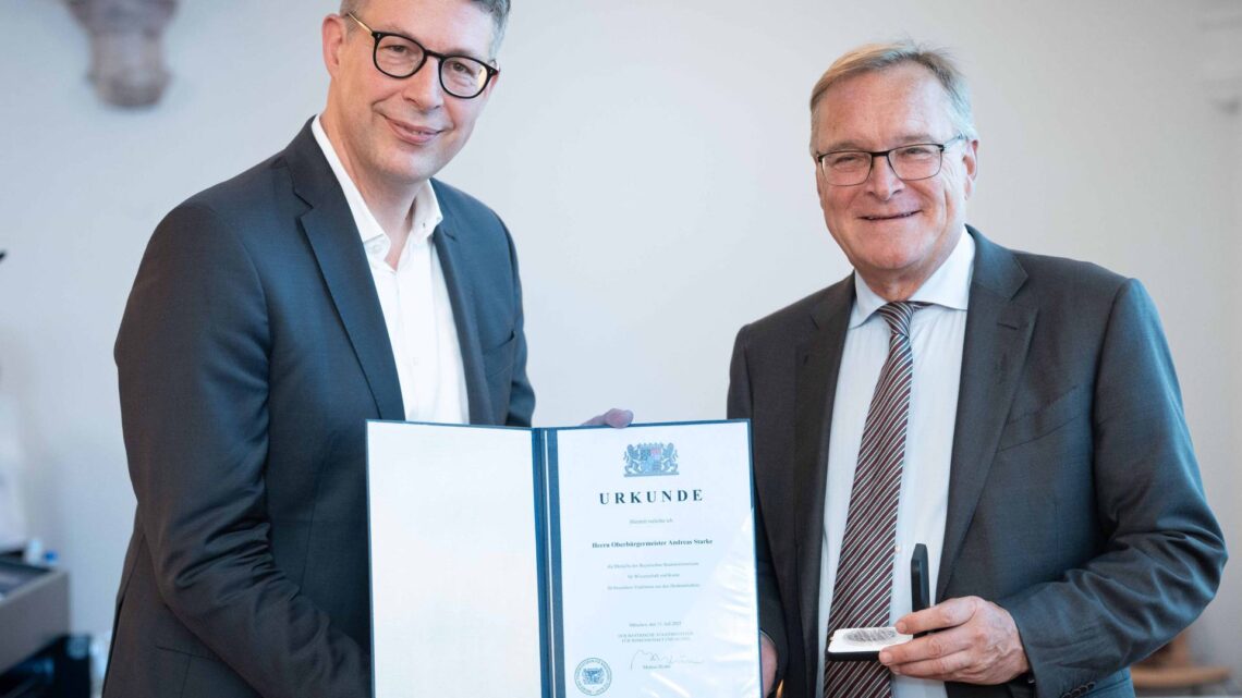 Markus Blume (l.), der bayerische Staatsminister für Wissenschaft
und Kunst, überreichte die Denkmalschutzmedaille an
Oberbürgermeister Andreas Starke. Quelle: Axel König/StMWK