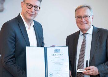 Markus Blume (l.), der bayerische Staatsminister für Wissenschaft
und Kunst, überreichte die Denkmalschutzmedaille an
Oberbürgermeister Andreas Starke. Quelle: Axel König/StMWK