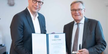 Markus Blume (l.), der bayerische Staatsminister für Wissenschaft
und Kunst, überreichte die Denkmalschutzmedaille an
Oberbürgermeister Andreas Starke. Quelle: Axel König/StMWK