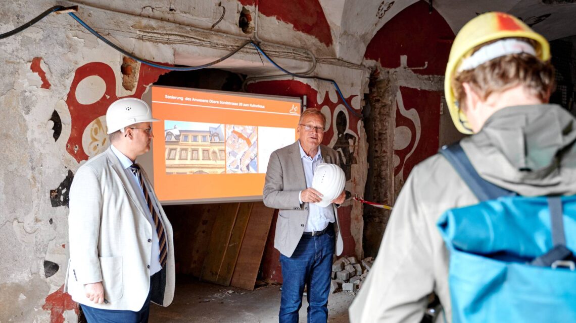 Bei einem Pressegespräch im denkmalgeschützten Anwesen in der
Oberen Sandstraße 20 erläutern Oberbürgermeister Andreas Starke
(r.) und Finanzreferent Bertram Felix, wie der Anstieg bei den
Baukosten aufgefangen werden kann. Quelle: Stadt Bamberg, Sonja Seufferth