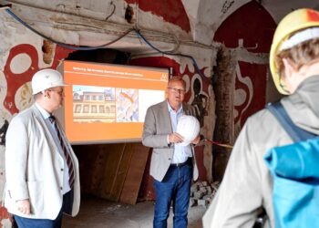 Bamberg investiert in die Zukunft: Großprojekte trotzen Kostenanstieg 10 Bei einem Pressegespräch im denkmalgeschützten Anwesen in der
Oberen Sandstraße 20 erläutern Oberbürgermeister Andreas Starke
(r.) und Finanzreferent Bertram Felix, wie der Anstieg bei den
Baukosten aufgefangen werden kann. Quelle: Stadt Bamberg, Sonja Seufferth