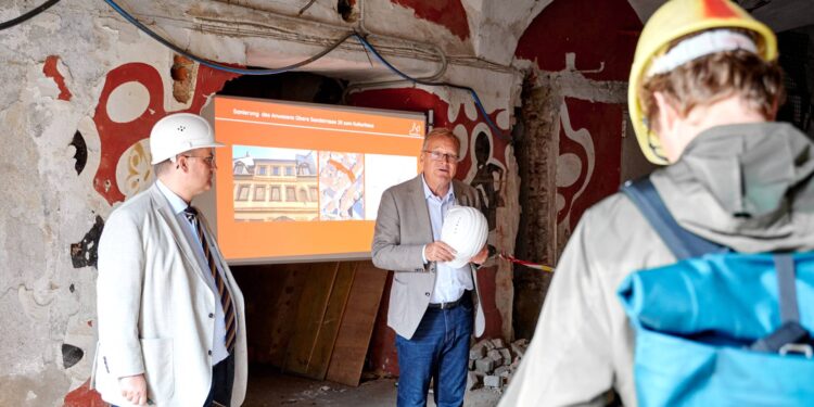 Bei einem Pressegespräch im denkmalgeschützten Anwesen in der
Oberen Sandstraße 20 erläutern Oberbürgermeister Andreas Starke
(r.) und Finanzreferent Bertram Felix, wie der Anstieg bei den
Baukosten aufgefangen werden kann. Quelle: Stadt Bamberg, Sonja Seufferth