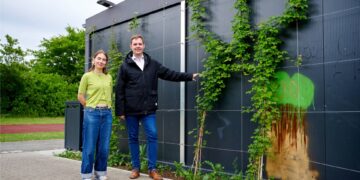 Bürgermeister Jonas Glüsenkamp und die Leiterin des Jugendtreffs
Ost, Paulina Schweiger, freuen sich über die begrünte Fassade. Quelle: Stadt Bamberg, Sonja Seufferth