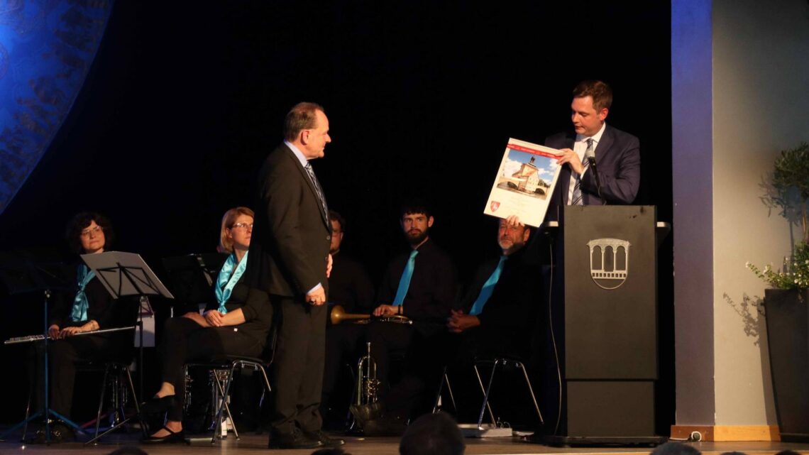 Bürgermeister Jonas Glüsenkamp
übergibt dem Kaufunger Bürgermeister Arnim Roß das Gastgeschenk
der Stadt Bamberg. Quelle: Sarah Menzel