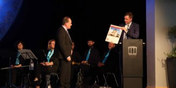 Bürgermeister Jonas Glüsenkamp
übergibt dem Kaufunger Bürgermeister Arnim Roß das Gastgeschenk
der Stadt Bamberg. Quelle: Sarah Menzel