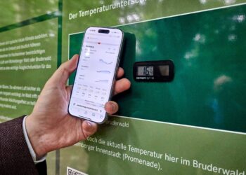 Neue Infotafeln im 'Erlebe-Bruder-Wald'-Pfad bei Bamberg 10 An der Tafel „Waldklima – Stadtklima“ werden
Temperaturunterschiede im Wald und in der Stadt anschaulich: Ein
Thermometer zeigt die aktuelle Temperatur im Wald an, während ein
QR-Code es ermöglicht, die Temperatur direkt auf dem Smartphone
mit der Temperatur in der Bamberger Innenstadt (Promenade) zu
vergleichen. Quelle: Stadt Bamberg, Sonja Seufferth