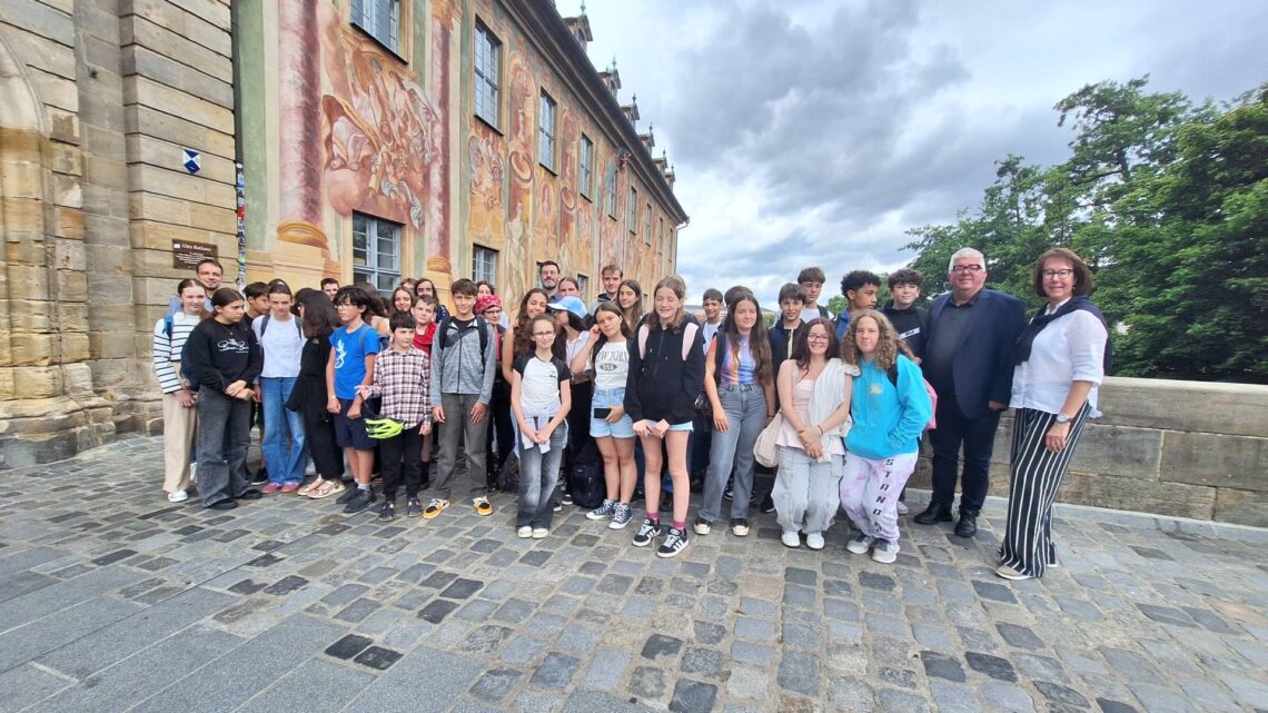 Nach der Stadtführung wurden die Schülerinnen und
Schüler aus Rodez im Rokokosaal des Alten Rathauses von
Bürgermeister Wolfgang Metzner empfangen. Nach der feierlichen
Rede des Gastgebers stießen alle mit einem Glas der Freundschaft
auf die 55-jährige Partnerschaft an. Quelle: Stadt Bamberg