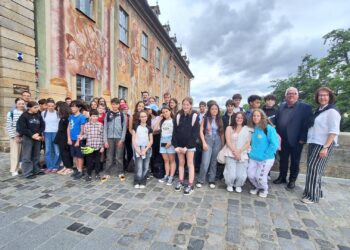 Bamberg heißt Schüler aus Rodez willkommen 15 Nach der Stadtführung wurden die Schülerinnen und
Schüler aus Rodez im Rokokosaal des Alten Rathauses von
Bürgermeister Wolfgang Metzner empfangen. Nach der feierlichen
Rede des Gastgebers stießen alle mit einem Glas der Freundschaft
auf die 55-jährige Partnerschaft an. Quelle: Stadt Bamberg