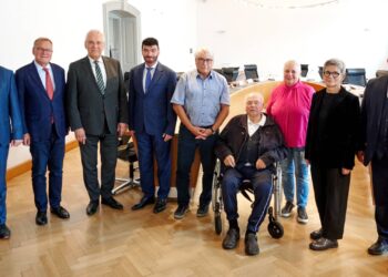 : Am Gespräch mit Innenminister Joachim Herrmann
(Dritter v. l.) und Regierungspräsident Florian Luderschmid (l.) sowie
der Stadtspitze um Oberbürgermeister Andreas Starke (Zweiter v. l.)
nahmen heute in Bamberg auch die Fraktionsvorsitzenden des
Stadtrats teil. Quelle: Stadt Bamberg, Sonja Seufferth