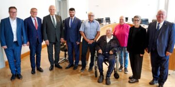 : Am Gespräch mit Innenminister Joachim Herrmann
(Dritter v. l.) und Regierungspräsident Florian Luderschmid (l.) sowie
der Stadtspitze um Oberbürgermeister Andreas Starke (Zweiter v. l.)
nahmen heute in Bamberg auch die Fraktionsvorsitzenden des
Stadtrats teil. Quelle: Stadt Bamberg, Sonja Seufferth