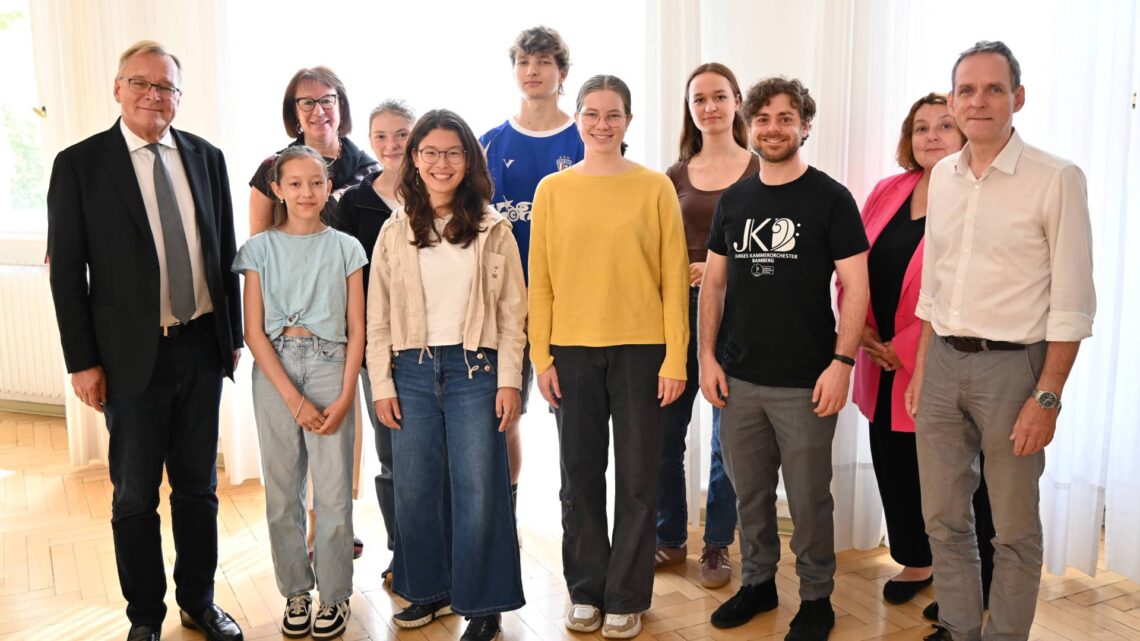 Freuten sich im Rathaus Maxplatz über den
großartigen Erfolg des Jungen Kammerorchesters Bamberg (von
links): Oberbürgermeister Andreas Starke, Luisa Wilk, Brigitte
Riegelbauer von der Stadt Bamberg, Marie Meyer, Klara Németh,
Laurenz Strätz, Carla Ehrhardt, Alma Elsas, Cezar Salem,
Kulturreferentin Ulrike Siebenhaar und Martin Erzfeld, Leiter der
Städtischen Musikschule. Quelle: Stadt Bamberg, Gerhard Beck