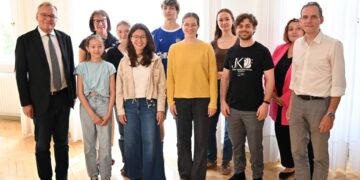 Freuten sich im Rathaus Maxplatz über den
großartigen Erfolg des Jungen Kammerorchesters Bamberg (von
links): Oberbürgermeister Andreas Starke, Luisa Wilk, Brigitte
Riegelbauer von der Stadt Bamberg, Marie Meyer, Klara Németh,
Laurenz Strätz, Carla Ehrhardt, Alma Elsas, Cezar Salem,
Kulturreferentin Ulrike Siebenhaar und Martin Erzfeld, Leiter der
Städtischen Musikschule. Quelle: Stadt Bamberg, Gerhard Beck