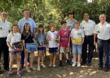 (Hinten, von links): Polizeichef Florian Mayer, Zweiter
Bürgermeister Jonas Glüsenkamp, Fachberaterin für
Verkehrserziehung Silvia Treuner, Verkehrserzieherinnen Jana
Rodriguez und Kathrin Lieberth; (vorne, von links): Cleo Schimmeyer,
Nora Brauer, Aurelia Weismantel, Manuel Datz, Samuel Günther,
Enrico Millich. Quelle:  Silvia Treuner