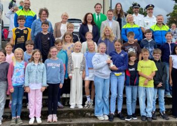 Ehrengäste mit einer der Siegerklassen. Quelle: Polizeiinspektion Bamberg-Land