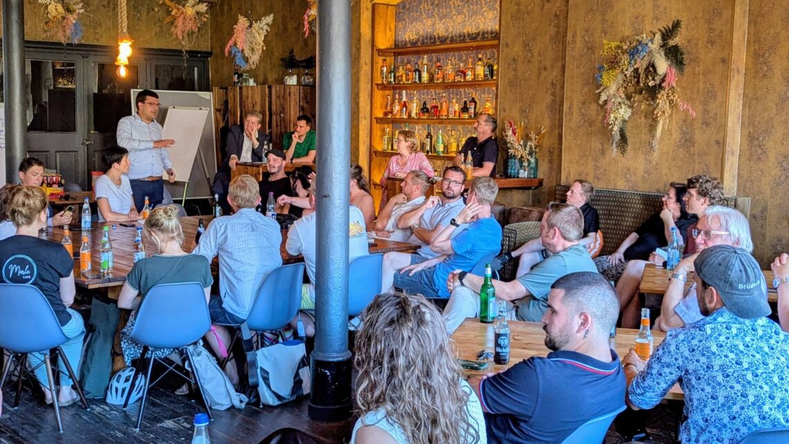 An die 40 Gastronomen aus Bamberg kamen am letzten Juniabend im Kleinstadthafen im Bamberger Sandgebiet beim ersten Gastro-Gipfel zusammen. Eingeladen hatten MdB Andreas Schwarz und Stadtrat Sebastian Niedermaier. Quelle: Andreas Schwarz, MdB