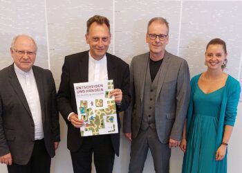 Erzbistum Bamberg stellt Weichen für die Kirche der Zukunft 17 v.l.n.r.: Leiter der
Hauptabteilung Seelsorge, Domkapitular Martin Emge, Erzbischof
Herwig Gössl, dem stellvertretenden Leiter der Hauptabteilung
Seelsorge, Wolfgang Eichler, und der Projektkoordinatorin Beatrice
Petrik. Quelle: Erzbistum Bamberg/Hauptabteilung
Seelsorge