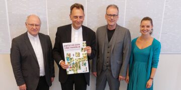 v.l.n.r.: Leiter der
Hauptabteilung Seelsorge, Domkapitular Martin Emge, Erzbischof
Herwig Gössl, dem stellvertretenden Leiter der Hauptabteilung
Seelsorge, Wolfgang Eichler, und der Projektkoordinatorin Beatrice
Petrik. Quelle: Erzbistum Bamberg/Hauptabteilung
Seelsorge