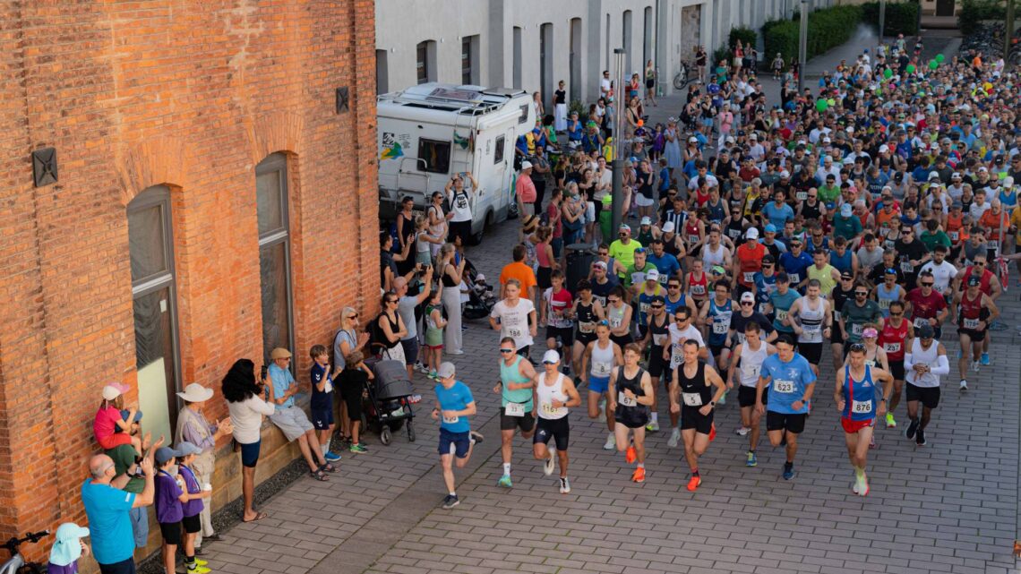 Rund 900 Sportlerinnen und Sportler nahmen insgesamt an allen Läufen teil. 639 Teilnehmerinnen und Teilnehmer kamen beim 10 km langen Hauptlauf ins Ziel Quelle: Elisabeth Miedl/Universität Bamberg