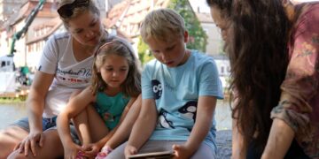 Laura und Alexander (Mitte) haben die App bereits gemeinsam mit ihrer Mutter Katharina Ebner (l.) getestet. Mit dabei war auch Nora Heyne (r.), die die App entwickelt hat. Quelle: Hannah Fischer/Universität Bamberg