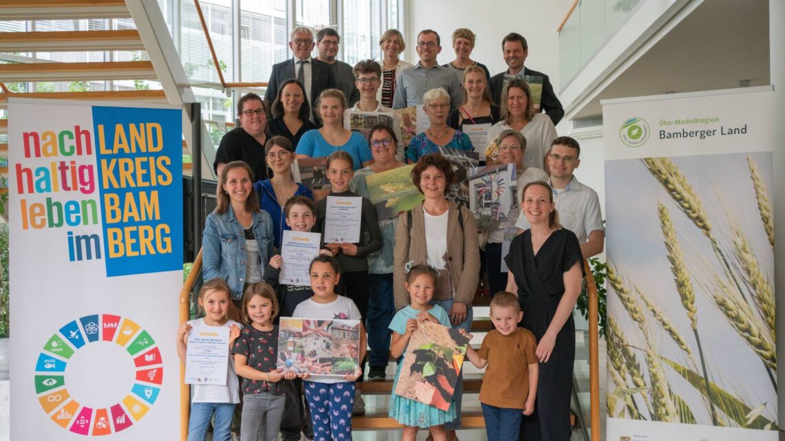 Die stolzen Gewinnerinnen und Gewinner in den Kategorien Kitas, Schulen und Privatpersonen bei der Preisverleihung im Landratsamt. Quelle: Landratsamt Bamberg / Mikolajewski-Bauer