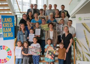 Die stolzen Gewinnerinnen und Gewinner in den Kategorien Kitas, Schulen und Privatpersonen bei der Preisverleihung im Landratsamt. Quelle: Landratsamt Bamberg / Mikolajewski-Bauer