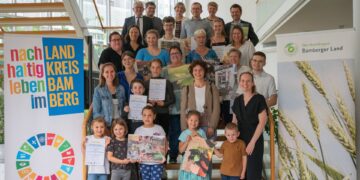 Die stolzen Gewinnerinnen und Gewinner in den Kategorien Kitas, Schulen und Privatpersonen bei der Preisverleihung im Landratsamt. Quelle: Landratsamt Bamberg / Mikolajewski-Bauer