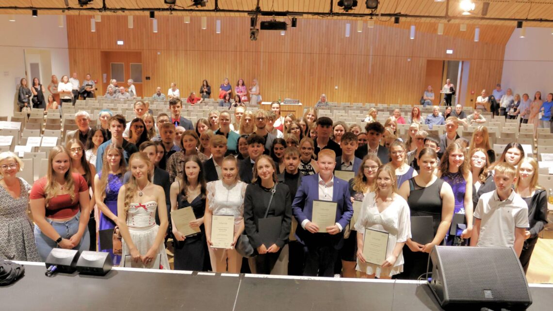 Auszeichnung für schulische Spitzenleistungen in Bamberg 10 Die 90 besten Absolventinnen und Absolventen der Mittel- und Realschulen, Gymnasien, Fachoberschulen, Fachakademien, Wirtschaftsschulen, Berufsfachschulen, Fachschulen und Berufsoberschulen aus Stadt und Landkreis Bamberg wurden von Stellvertretendem Landrat Bruno Kellner und Bildungsreferentin der Stadt Bamberg Gabriele Kepic ausgezeichnet. Quelle: Daniel Nagel