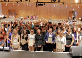 Die 90 besten Absolventinnen und Absolventen der Mittel- und Realschulen, Gymnasien, Fachoberschulen, Fachakademien, Wirtschaftsschulen, Berufsfachschulen, Fachschulen und Berufsoberschulen aus Stadt und Landkreis Bamberg wurden von Stellvertretendem Landrat Bruno Kellner und Bildungsreferentin der Stadt Bamberg Gabriele Kepic ausgezeichnet. Quelle: Daniel Nagel