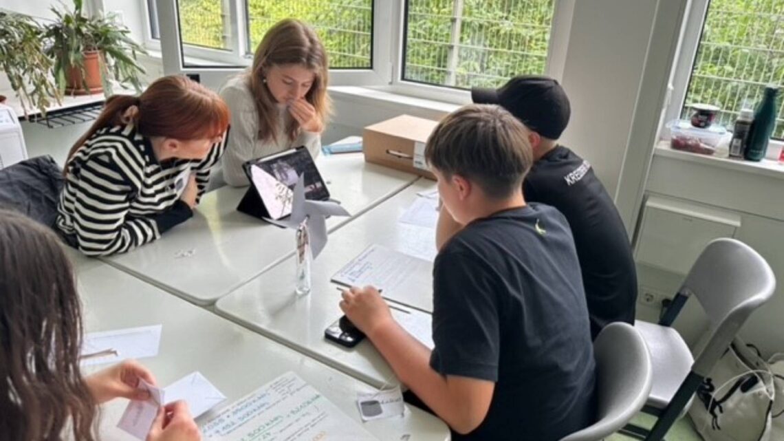 Schülerinnen und Schüler der Mittelschule Baunach überlegen Energiequellen für ihre klimafreundliche Stadt der Zukunft. Quelle: Universität Bamberg, Tanja Zacher