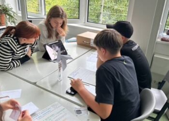 City4Future in Baunach: Schüler entwerfen ihre Zukunft 18 Schülerinnen und Schüler der Mittelschule Baunach überlegen Energiequellen für ihre klimafreundliche Stadt der Zukunft. Quelle: Universität Bamberg, Tanja Zacher