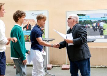 Rekord beim STADTRADELN 2025 in Bamberg 12 Bürgermeister Wolfgang Metzner (r.) gratuliert
dem Team „Bambergs Radelite“, das die meisten Radkilometer pro
Kopf beim STADTRADELN 2025 erradelt hat. Quelle: Stadt Bamberg, Sonja Seufferth