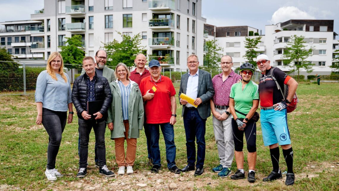 Freuen sich mit der Anwohnerschaft über den Start der Bauarbeiten:
Oberbürgermeister Andreas Starke (Vierter v.r.), Annika Hoffmann
(MitMachKlima), Michael Böhm (Bamberg Service, Abteilung
Grünanlagen und Friedhöfe), Tobias Schenk (Leiter des Klima- und
Umweltamts), Michaela Schraetz (Amt für Bürgerbeteiligung, Presseund Öffentlichkeitsarbeit) und Sebastian Bergmann (Firma John). Quelle: Stadt Bamberg, Sonja Seufferth