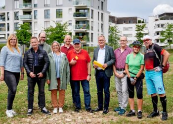 Baubeginn im Erba-Park: Bamberg gestaltet neuen Stadtpark 17 Freuen sich mit der Anwohnerschaft über den Start der Bauarbeiten:
Oberbürgermeister Andreas Starke (Vierter v.r.), Annika Hoffmann
(MitMachKlima), Michael Böhm (Bamberg Service, Abteilung
Grünanlagen und Friedhöfe), Tobias Schenk (Leiter des Klima- und
Umweltamts), Michaela Schraetz (Amt für Bürgerbeteiligung, Presseund Öffentlichkeitsarbeit) und Sebastian Bergmann (Firma John). Quelle: Stadt Bamberg, Sonja Seufferth