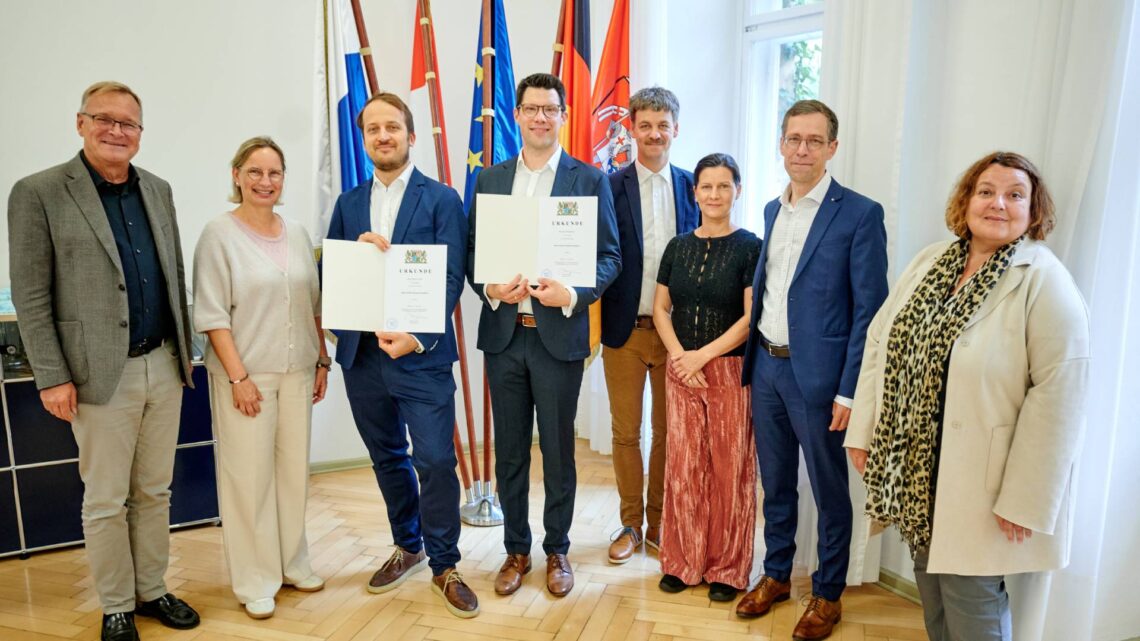Stolz präsentieren die Kammermusiker Marius
Urba (Dritter von links) und Jan Rosenkranz ihre Urkunden. Ihnen
gratulierten (von links) Oberbürgermeister Andreas Starke,
Rosemarie Bachsteffel (Leitung Finanzen bei den Bamberger
Symphonikern), Personalrat Martin Wohlgetan, Mayra Budagjan vom
Orchestervorstand, Intendant Marcus Rudolf Axt und Kulturreferentin
Ulrike Siebenhaar. Quelle: Stadt Bamberg, Gerhard Beck